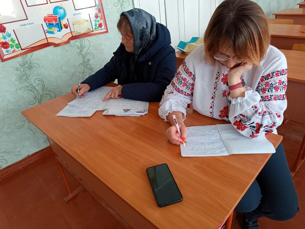Пишуть радіодиктант.