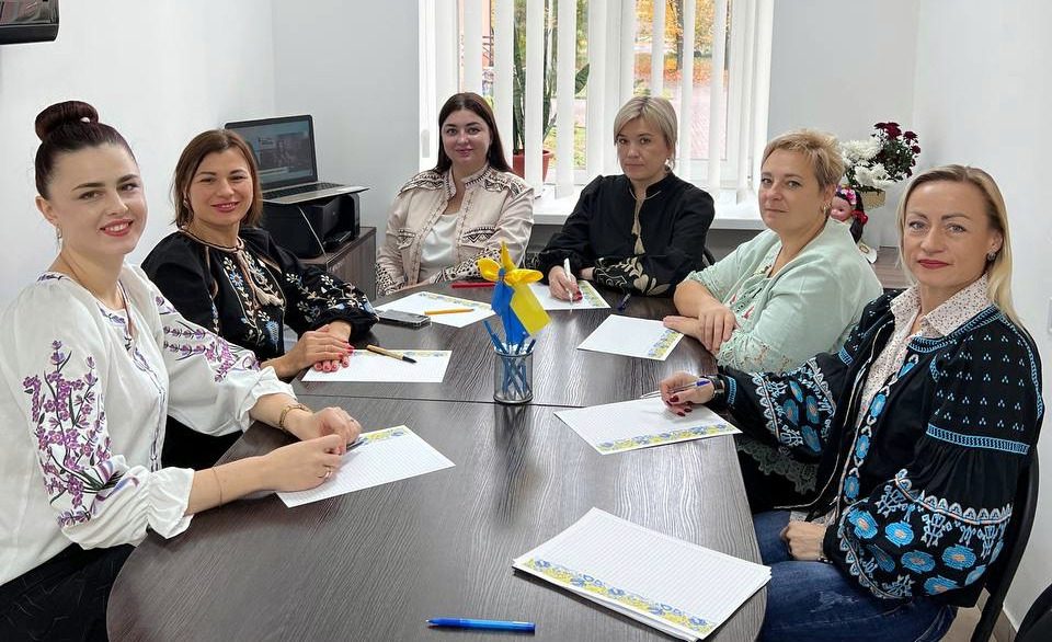 Пишуть радіодиктант.