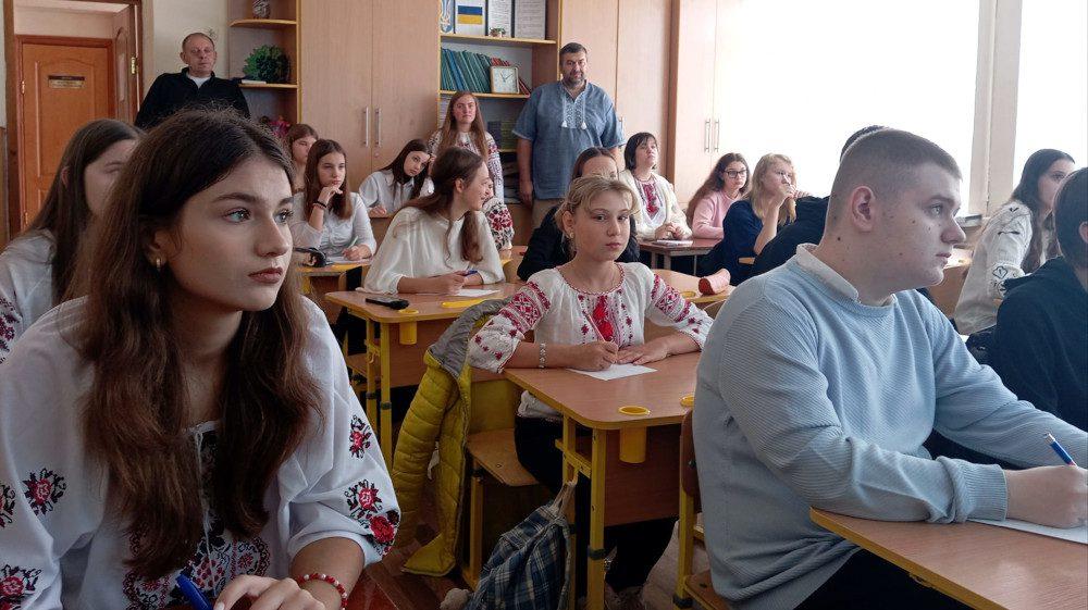 Учні Рівненщини пишуть радіодиктант.