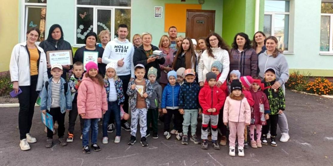 Учасники збори з дроном для ЗСУ.