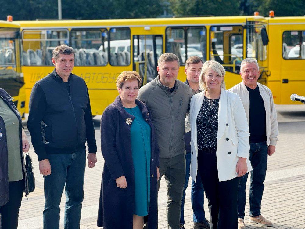 Під час передачі автобусів.