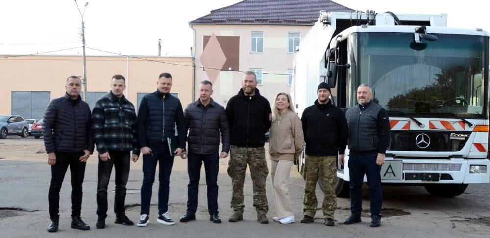 Під час передачі сміттєвоза.