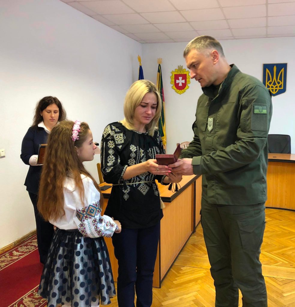 Передання нагороди.