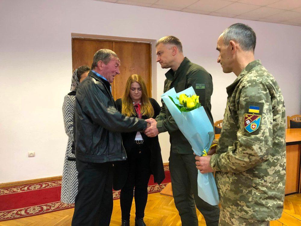 Передання нагороди.
