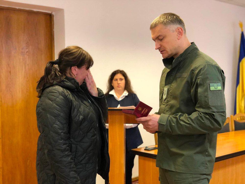 Передання нагороди.