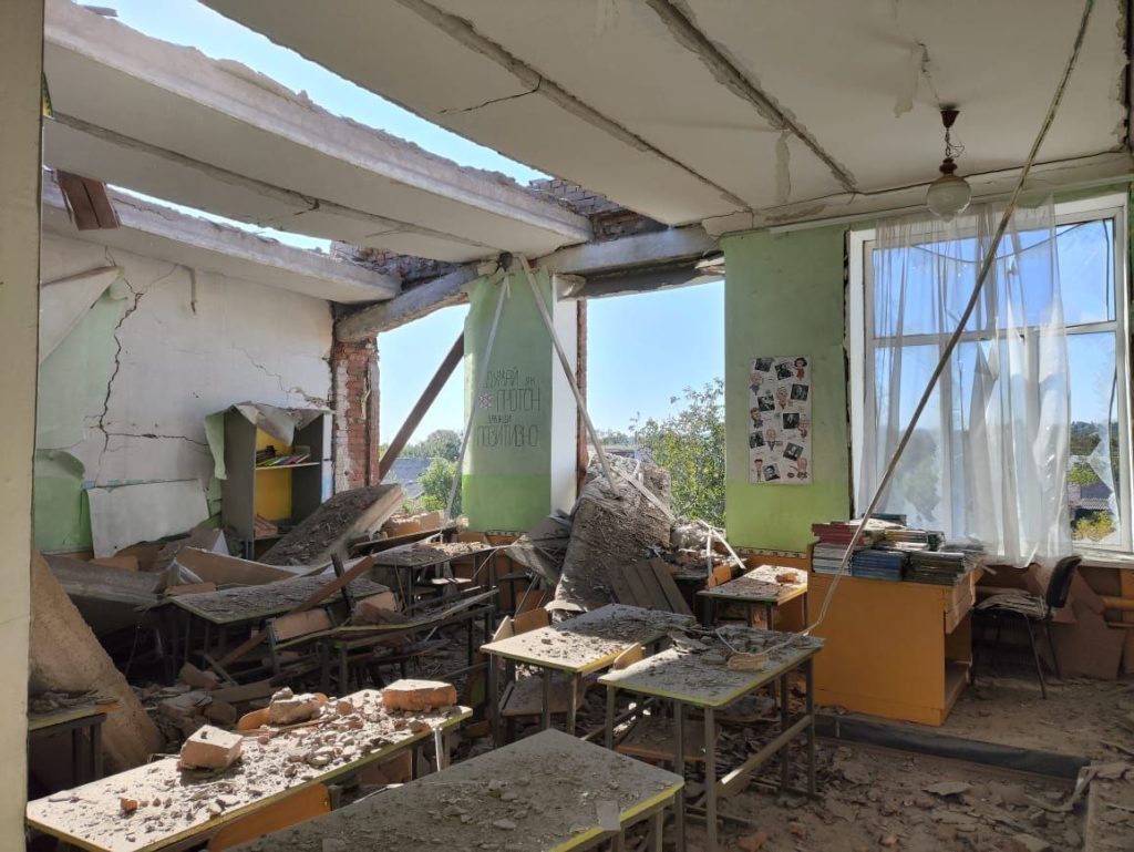 Зруйнована гімназія.
