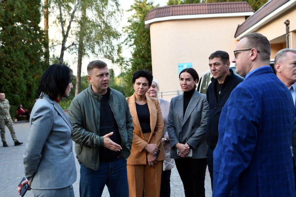 Начальник Рівненської ОВА спілкується з Оксаною Жолнович і Василем Луциком.