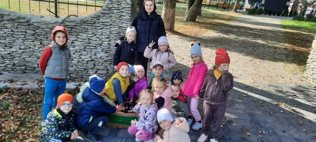 У Корнинській ТГ діти збирають каштани.