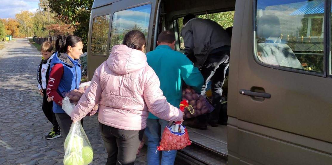 Збирають овочі для захисників.