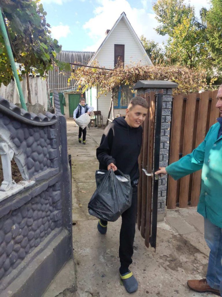 Збирають овочі для захисників.
