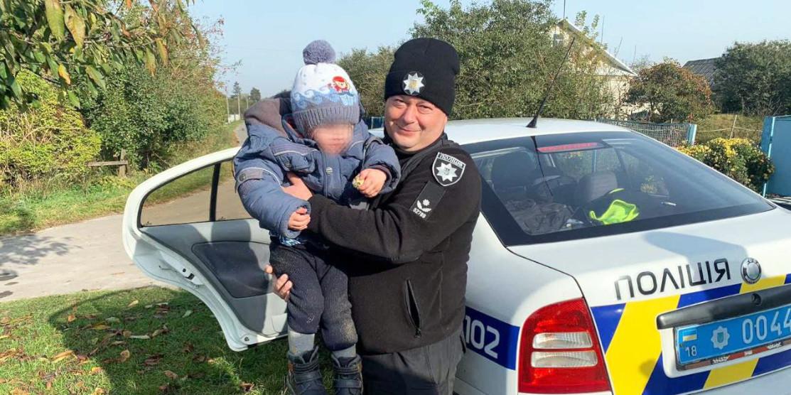 Поліцейський і знайдений хлопчик.