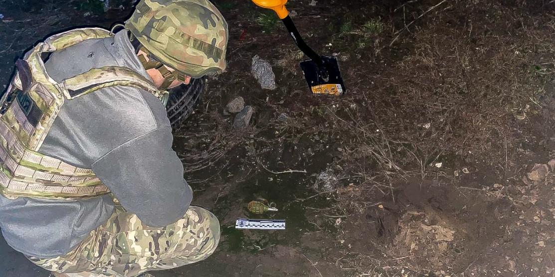 Вибухотехнік оглядає гранату.