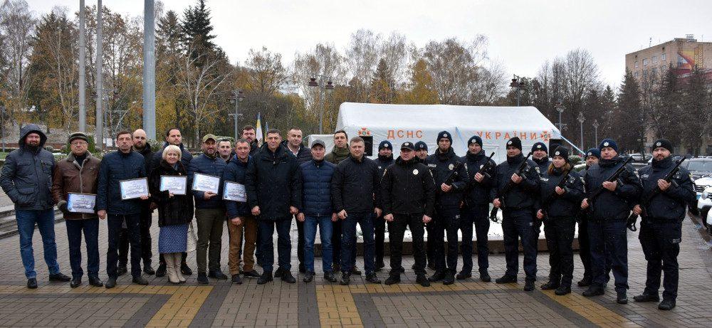 Групова світлина поліцейських і представників громад.