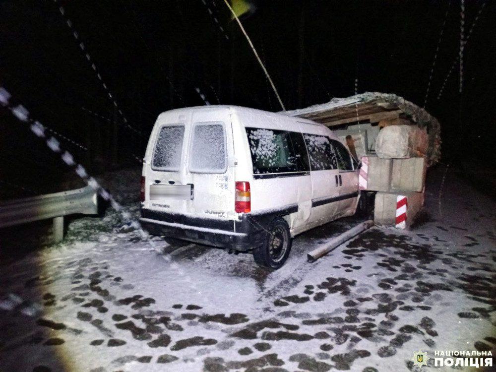 Мікроавтобус врізався у блокпост.