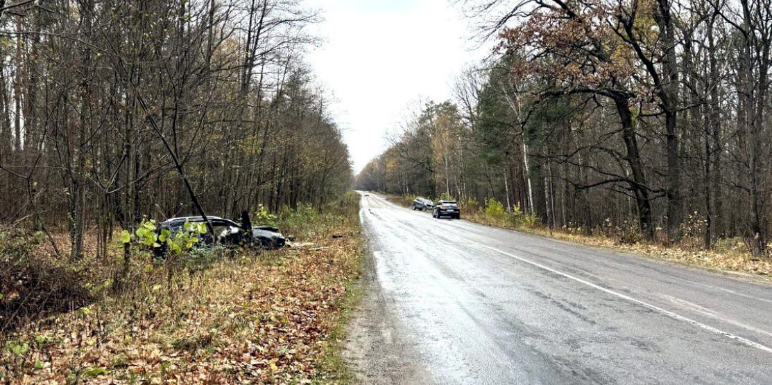 Понівечене авто.
