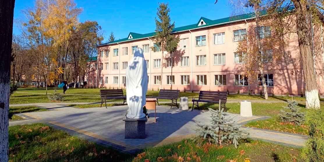 Фігура Божої Матері.