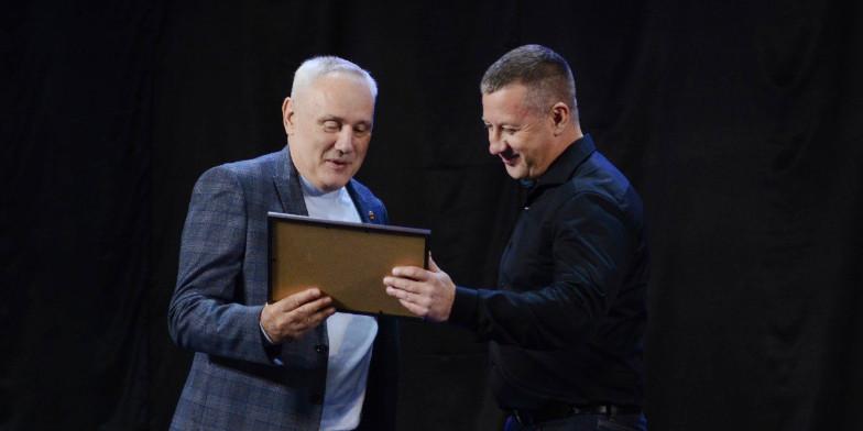 Віктор Шакирзян передав автомобіль швидкої допомоги для потреб Рівненського обласного протипухлинного центру Передача сертифіката.