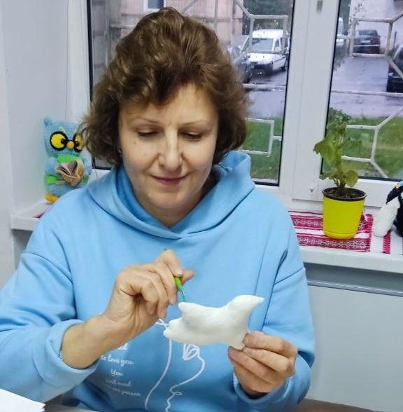 Таня шиє іграшки перемоги