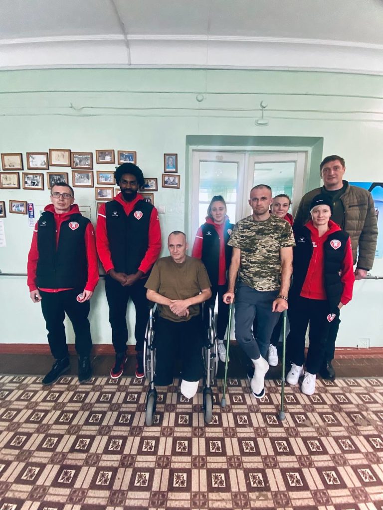 basketbolisty_peredaly_dopomohu_02