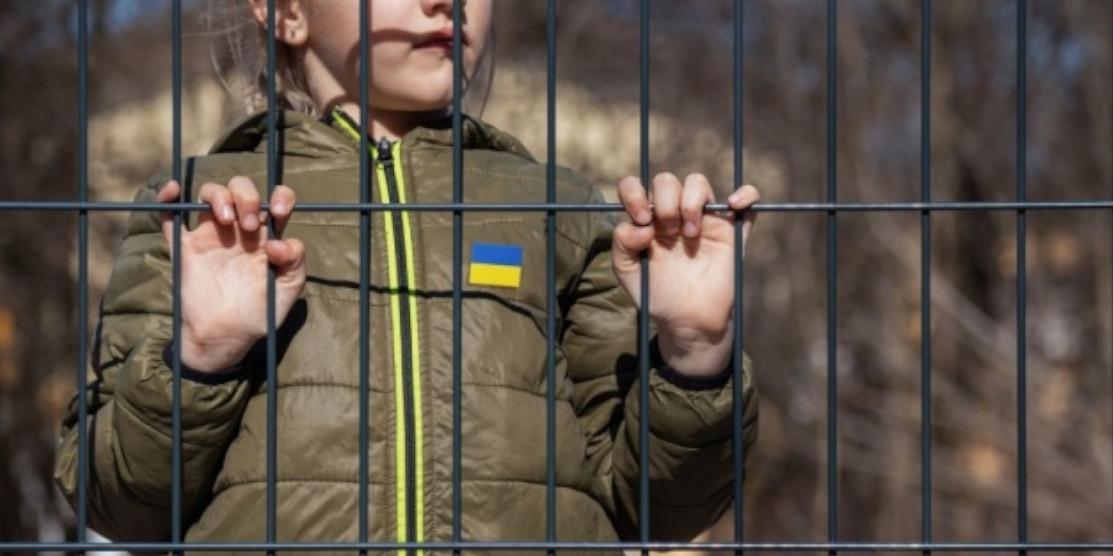Дитина за парканом.