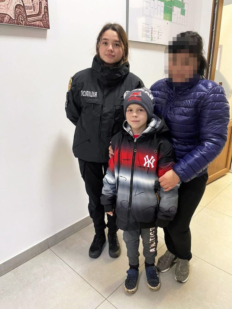 Знайдений Олександр з мамою й поліцейською.
