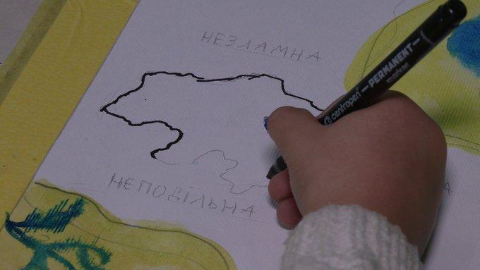 На Рівненщині дівчинка продає картини, щоб швидше повернутися додому