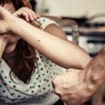 Жінка закриває голову руками.