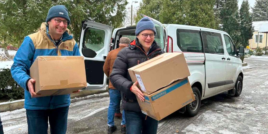 Розвантаження допомоги.