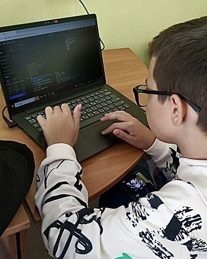 Учень використовує ноутбук.