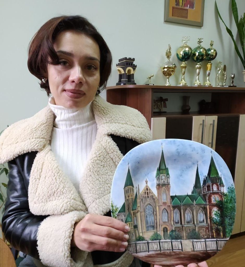 Подружжя з Донбасу віддячило за теплий прийом виготовленими чашками з логотипом громади - фото 4