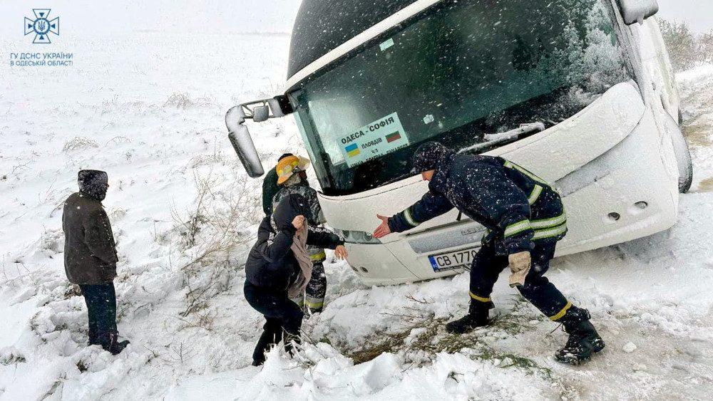 Автобус з'їхав з дороги.