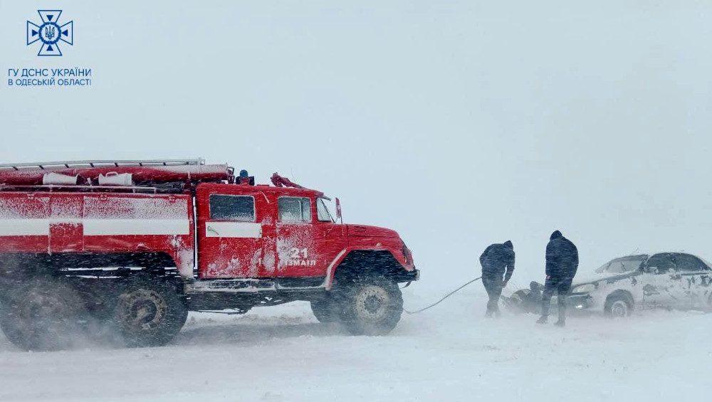 Рятувальники допомагають застряглому авто.