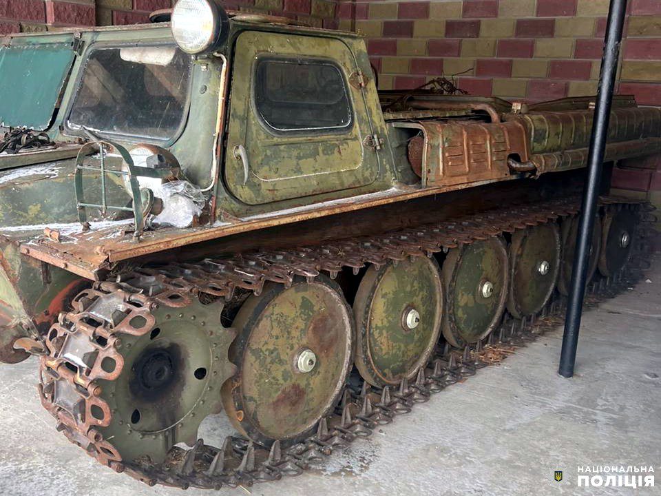 Гусеничний тягач.