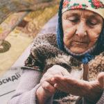 З 1 січня 2026 чотирьом категоріям українців перерахували пенсії: хто та скільки отримуватиме Пенсіонерка рахує копійки.