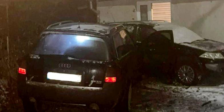 Авто, яке протаранило огорожу.