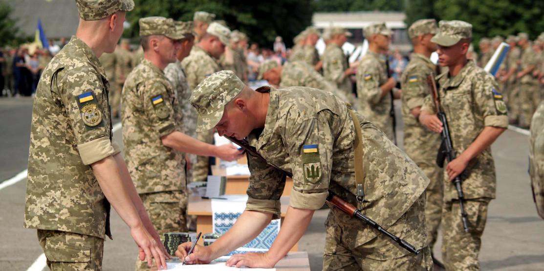 Українці за кордоном підписують контракти із ЗСУ