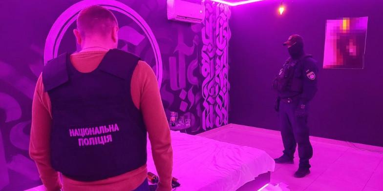 У викритому борделі.