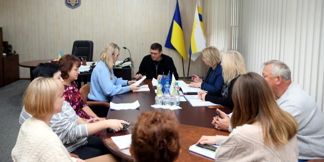 Працює ліцензійна комісія.