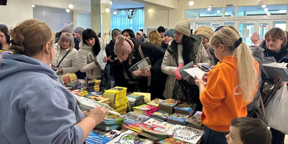 Благодійна акція. ВПО вибирають книжки