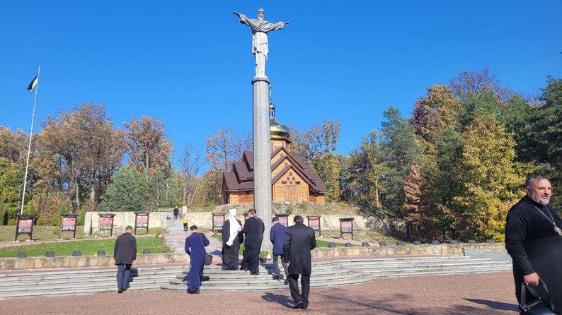 На Повстанських могилах на Рівненщині на соборі змонтували купол та хрест
