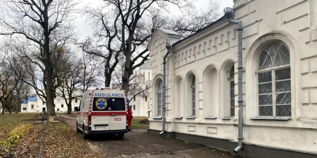 Швидка біля собору.