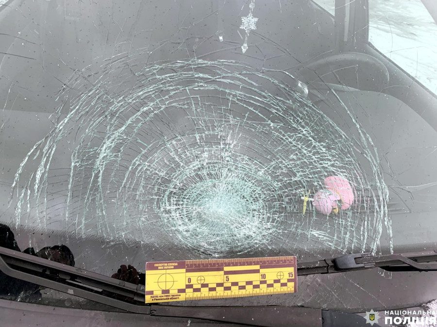 Побите скло на авто від зіткнення.