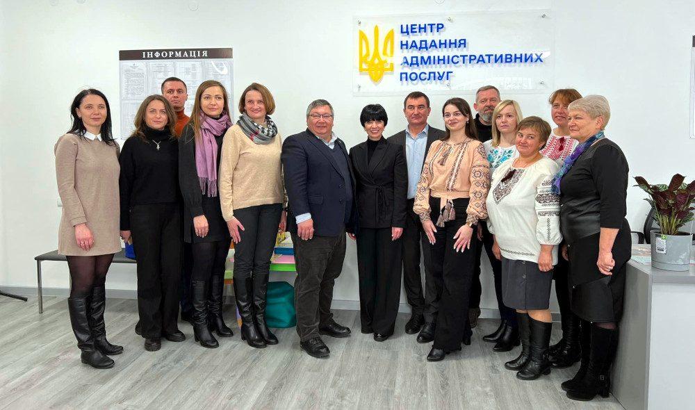 Спільна світлина на відкритті ЦНАПу.