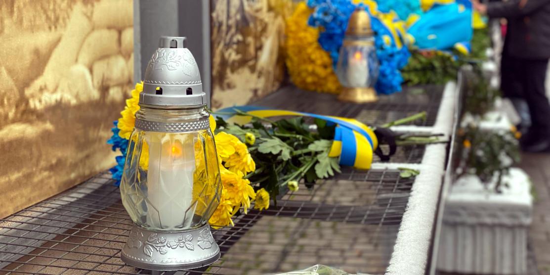 Свічка і квіти.