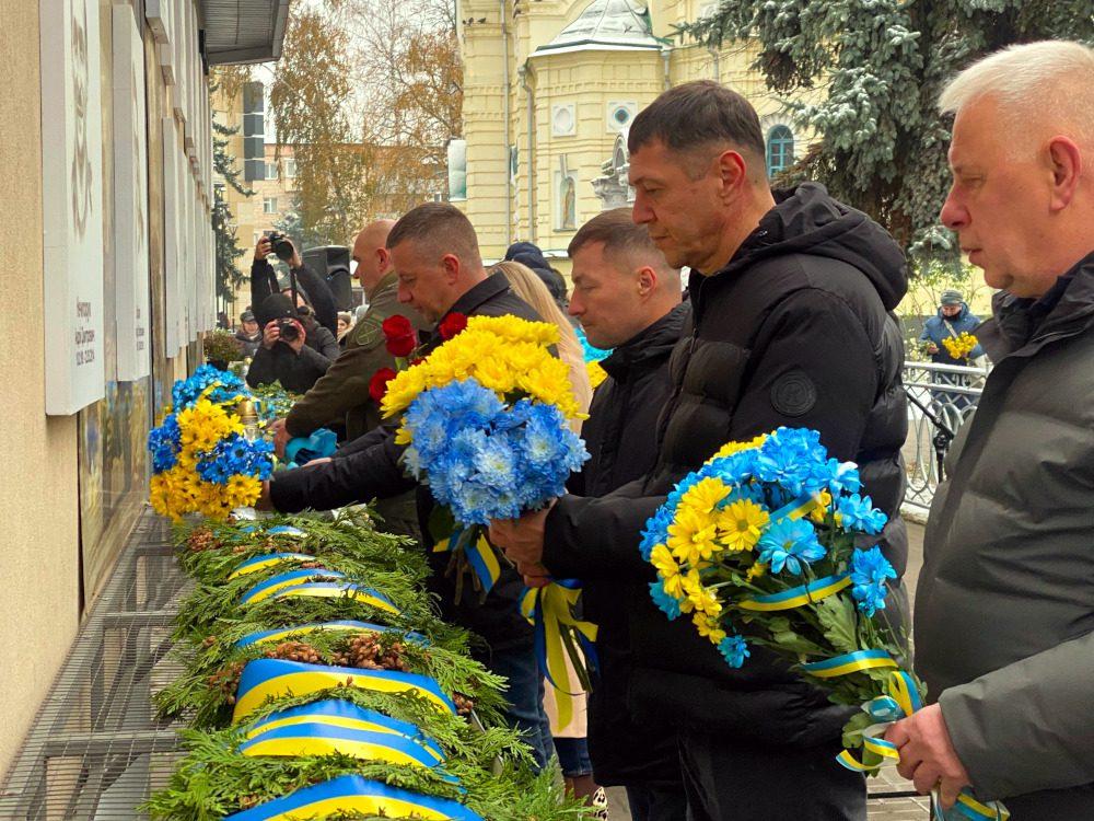 Покладання квітів.