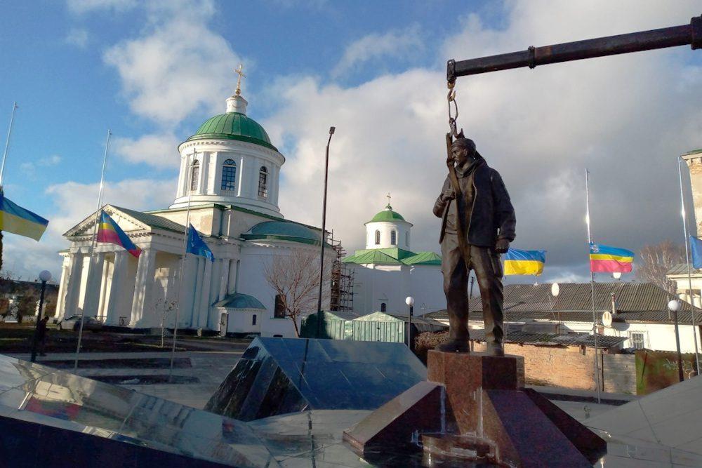 Встановлення пам'ятника.