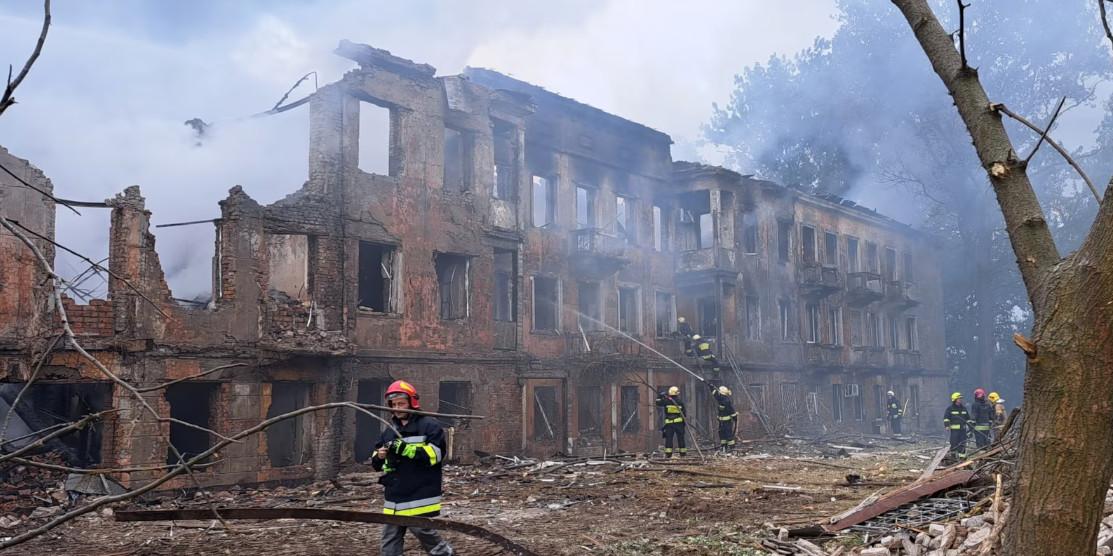 Зруйнована обстрілом лікарня у Дніпрі.