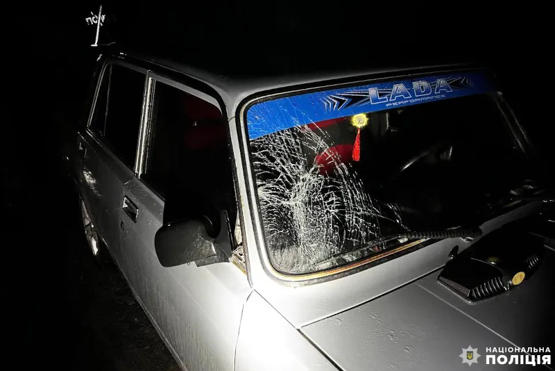 Авто з пошкодженнями від зіткнення з пішоходом.