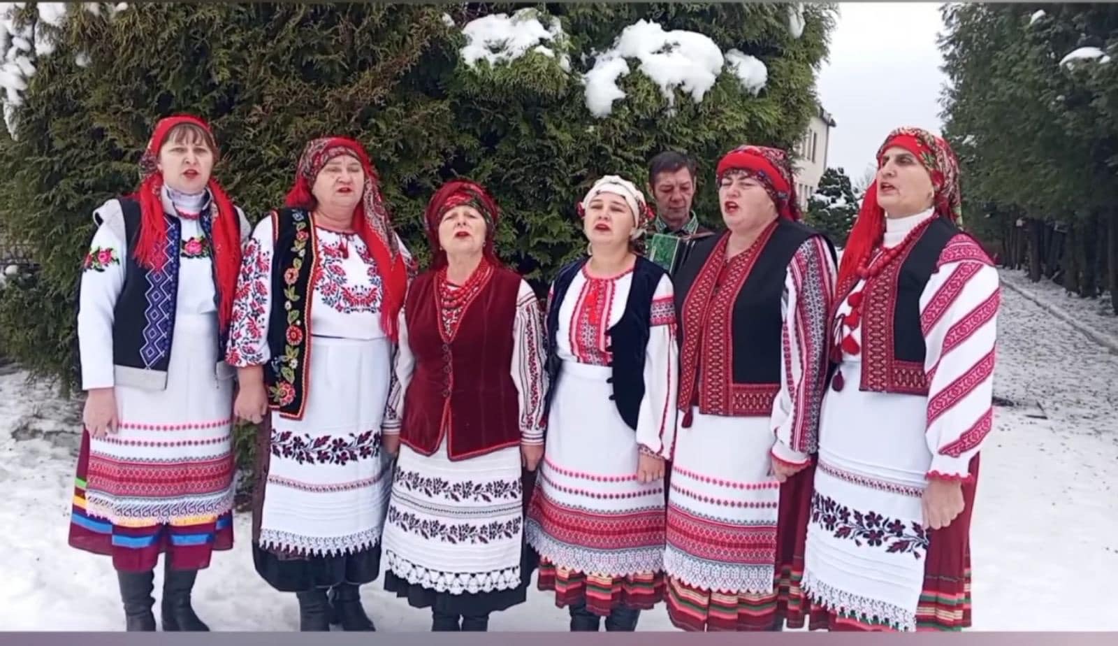 Колядує художній колектив.
