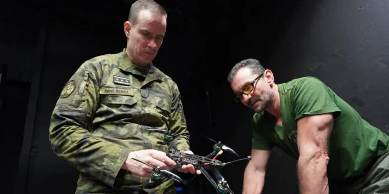 Головнокомандувач збройних сил Чехії Карел Ржехка з FPV-дроном.